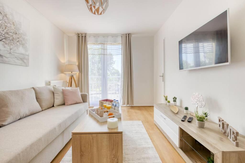 L'Elysee - Easy Check-In - Arrivee Autonome - Place Parking Privative - T2 Surequipe - Wifi - Netflix Lägenhet Courcouronnes Exteriör bild